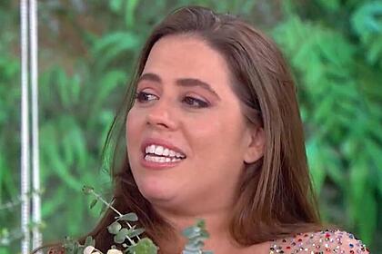 Tati Machado sorrindo no Mais Você