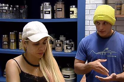 Taty pink e fellipe em conversa na despensa de a grande conquista