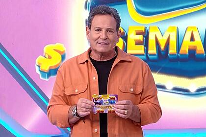 Luís Ricardo segura bilhete da Tele Sena Semanal edição 09
