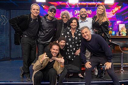 Titãs, Vitor Kley, Luciano Huck, Livia Andrade, Dea Lucia e Ed Gama no palco do Domingão