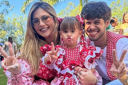 Zé Felipe, Virginia e filha Maria Alice em foto posada