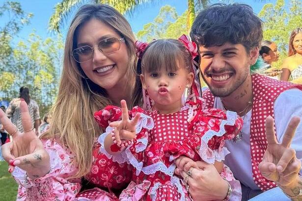 Zé Felipe, Virginia e filha Maria Alice em foto posada