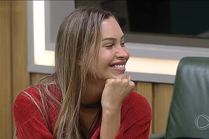 Any, no quarto das donas olhando para lizi e sorrindo em a grande conquista 2