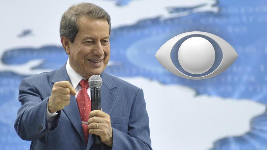RR Soares sorrindo, segurando microfone, ao lado o logo da Band em uma montagem
