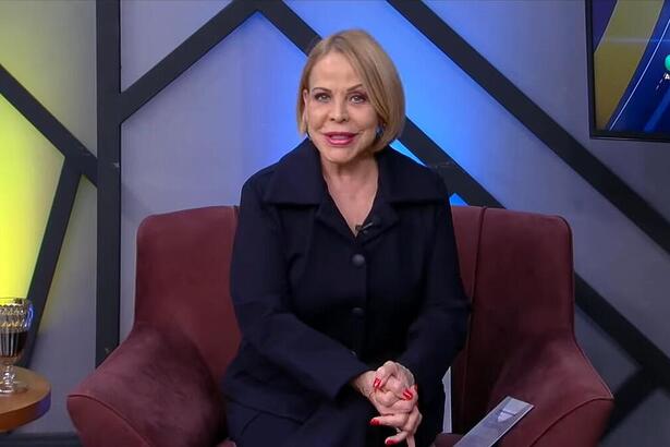Claudete Troiano sentada no cenário do Vou te Contar da RedeTV!