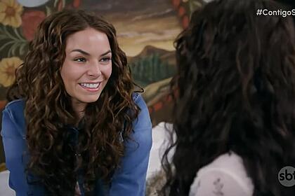 Ángela Gutiérrez (Alejandra Robles Gil) sorrindo em cena de Contigo Sim