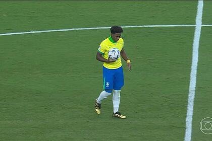Endrick segura a bola no jogo entre Brasil x Uruguai na Copa América