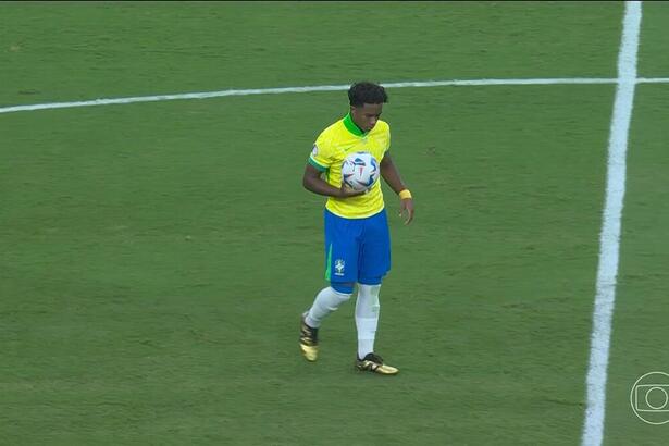 Endrick segura a bola no jogo entre Brasil x Uruguai na Copa América