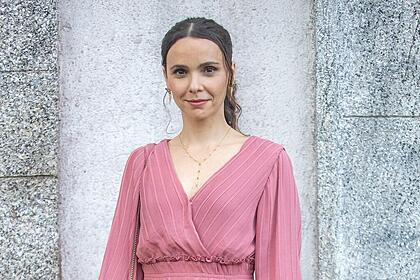 Débora Falabella de vestido rosa nos bastidores da novela Terra e Paixão