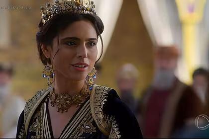 Nathalia florentino, como a rainha ester, sorrindo em cena de a rainha da pérsia