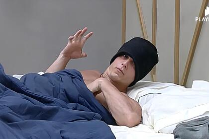 Fellipe de gorro preto, levanta a mão assustado ao ser chamado para deixar o a grande conquista