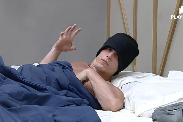 Fellipe de gorro preto, levanta a mão assustado ao ser chamado para deixar o A Grande Conquista