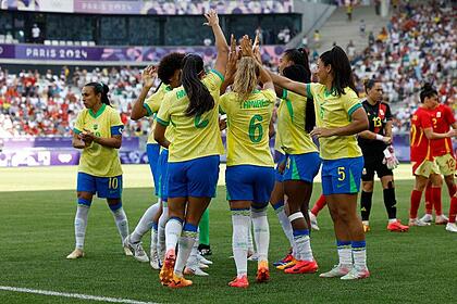time do futebol feminino comemoram vitória na Olimpíada de Paris 2024