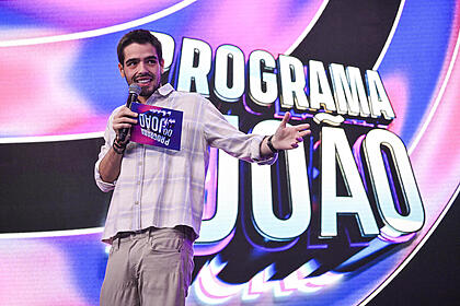 João Silva abre os braços no palco do Programa do João