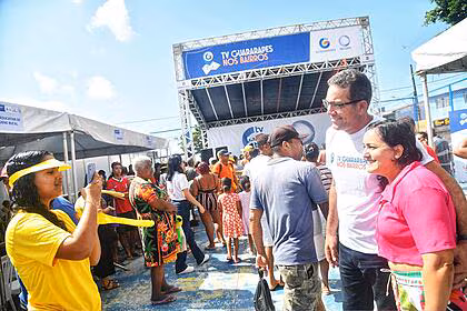 Apresentador washington gurgel recebe carinho do público e tiura selfie em frente ao palco do tv guararapes nos bairros