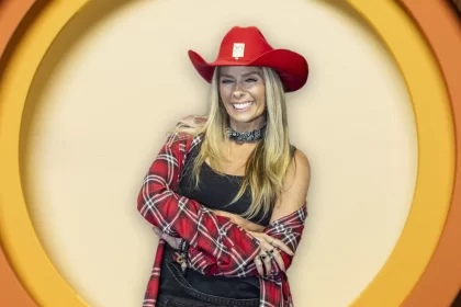 Adriane Galisteu no design do novo logo de A Fazenda 16