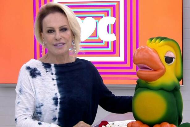 Ana Maria Braga sorrindo ao lado do Louro Mané no cenário do Mais Você