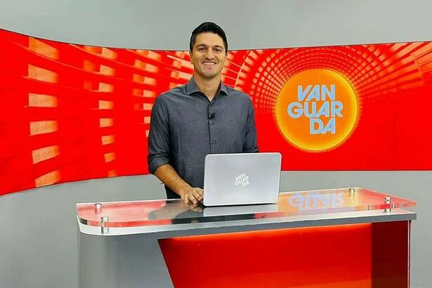 Arthur Costa no estúdio do Bom Dia Vanguarda com o novo cenário