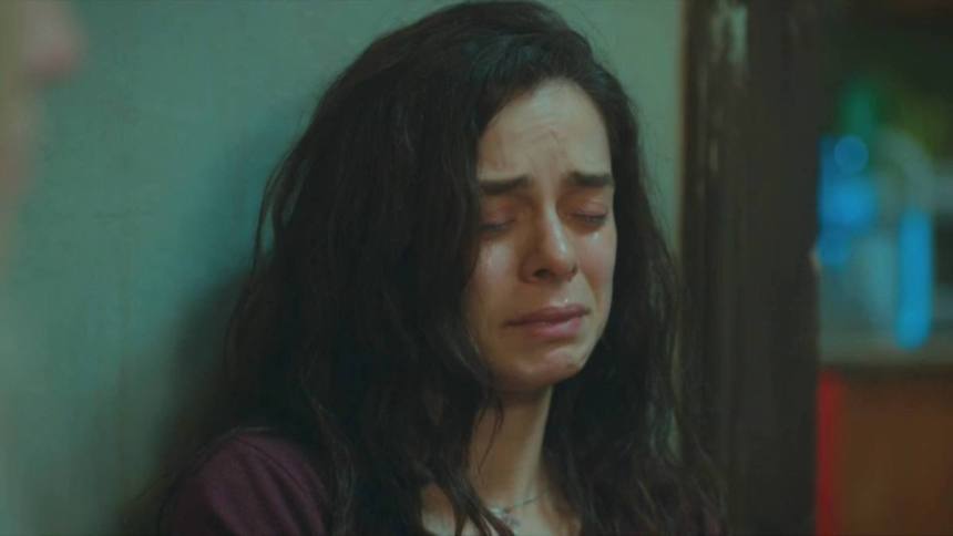 Bahar chorando em cena da novela Força de Mulher