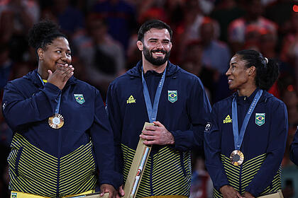 Beatriz Souza, Ketleyn Quadros e Rafael Macedo no pódio do judô por equipes na Olimpíada