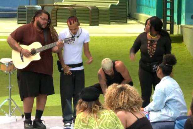 Califfa, MC Mayarah, Nick Cruz e Ramalho se apresentando em trecho de atividade no Estrela da Casa