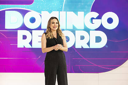 Rachel Sheherazade em pé no cenário do Domingo RECORD