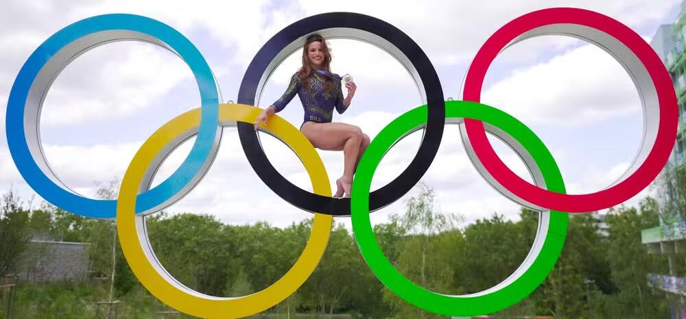 Jade Barbosa nos arcos olímpicos 
