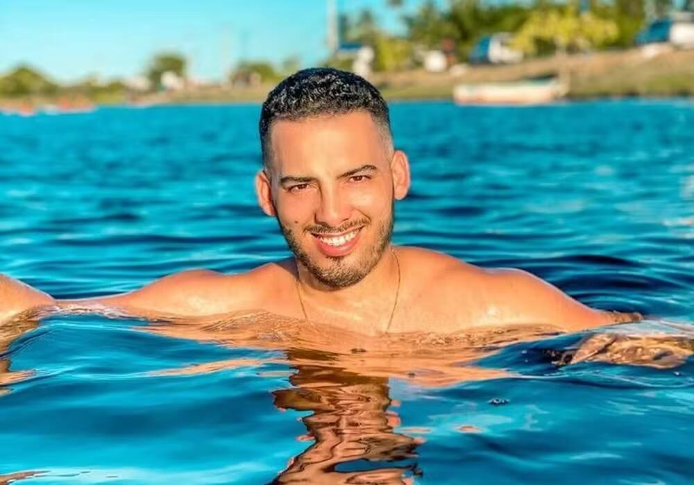jornalista Jamerson Oliveira sorrindo dentro de uma praia