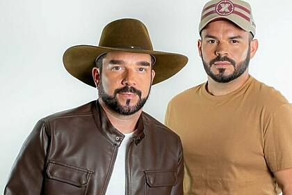 Luiz Miguel e Daniel de chapéu de vaqueiro no Aparecida Sertaneja