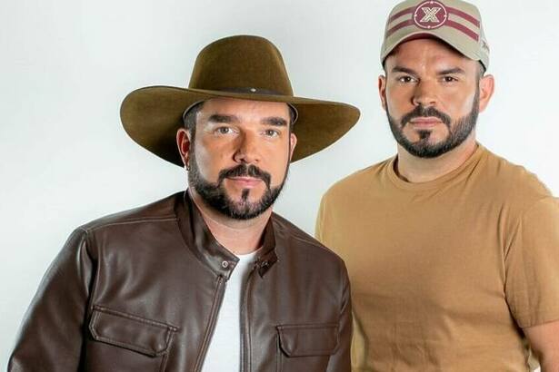Luiz Miguel e Daniel de chapéu de vaqueiro no Aparecida Sertaneja