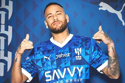 Neymar posando com a camisa do Al Hilal