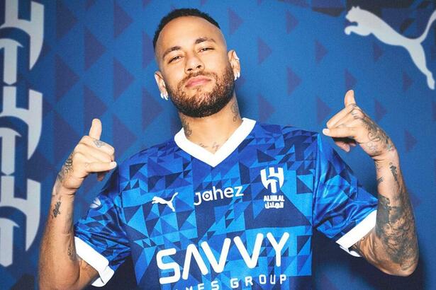 Neymar posando com a camisa do Al Hilal