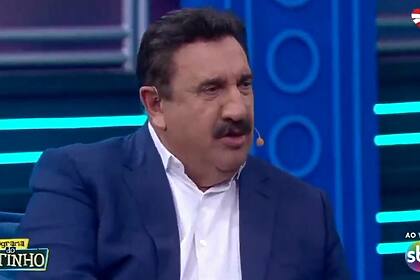 Ratinho sentando, em trecho do Programa do Ratinho no SBT