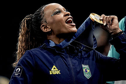 Ginasta Rebeca Andrade mostra a medalha de ouro