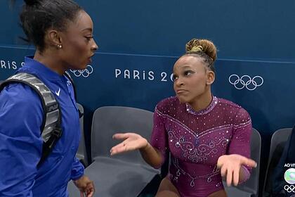 Rebeca Andrade e Simone Biles, com expressão sem entender, na Olimpíada