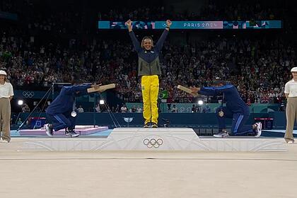 Rebeca Andrade sendo reverenciada por Biles e Chiles na Olimpíada 2024