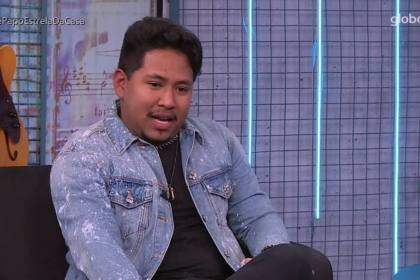 Rodrigo Garcia, olha para o chão, em entrevista após eliminação no Estrela da Casa