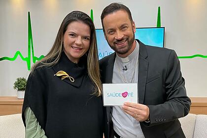 Frei Rinaldo posa com convidada