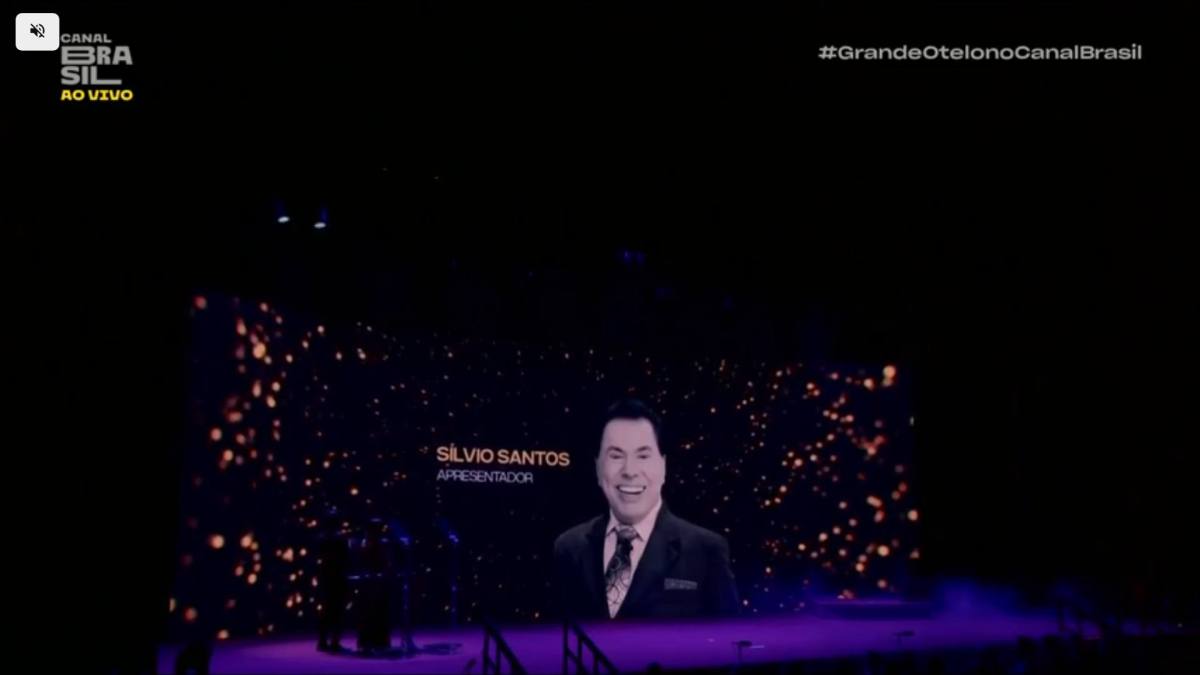 Silvio Santos sendo homenageado no telão do Prêmio Grande Otelo