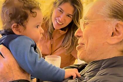 Silvio Santos e vídeo com neto, filho de Pato e Rebeca Abravanel