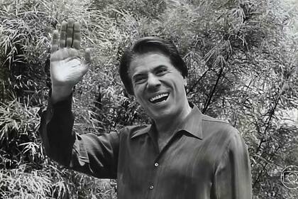 Silvio Santos, em preto e branco, durante homenagem no Domingão