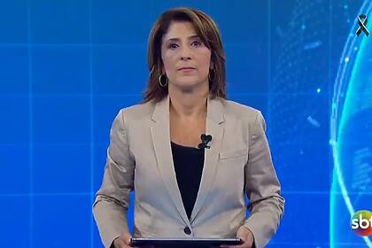 Simone Queiroz durante o Plantão SBT noticiando a morte de Silvio Santos