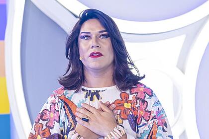 Tiago Barnabé, com a personagem Narcisa, no SBT