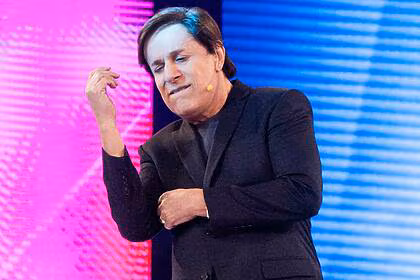 Tom Cavalcante no comando do game Acerte ou Caia