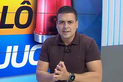 Marcelo Castro com semblante sério apresentando o programa Alô Juca na TV Aratu/SBT