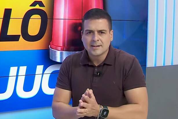 Marcelo Castro com semblante sério apresentando o programa Alô Juca na TV Aratu/SBT