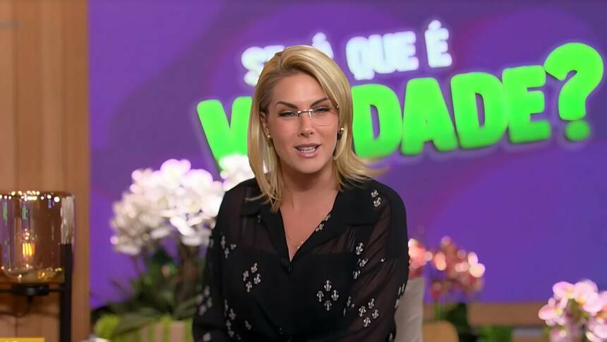 Ana Hickmann de óculos no cenário do Hoje em Dia