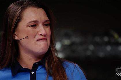 Ana Thaís Matos se emociona e chora no estúdio da TV Globo
