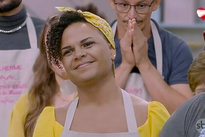 Itacira, participante trans do Bake Off Brasil, com semblante triste após eliminação