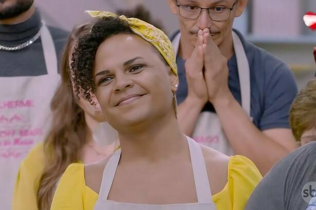 Itacira, participante trans do Bake Off Brasil, com semblante triste após eliminação